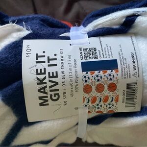 Make It. Give It. No Sew Throw Kit - Navy & White Fleece